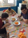 Rádi..., 4